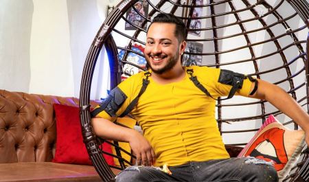 المخرج المغربي عبد الصمد شرف يغني "يا لمغرّب" من ألحان خالد سلام